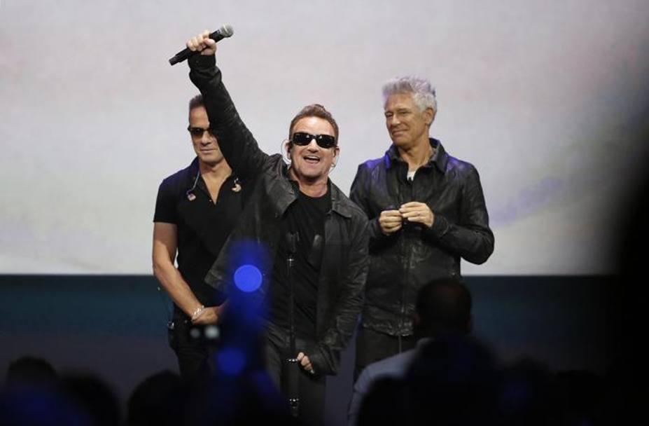 Il cantante Bono davanti alla platea (Reuters)